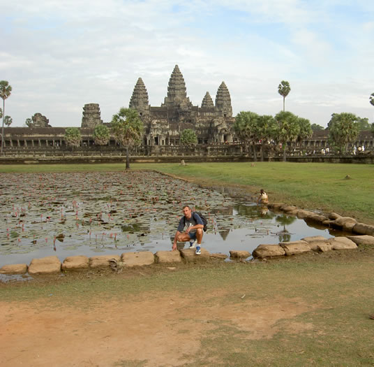 На фоне Ангкора