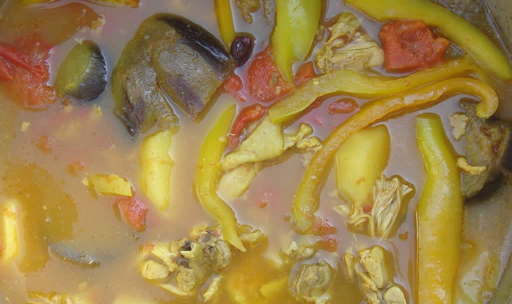 Куриный суп с баклажанами, сваренный в казане