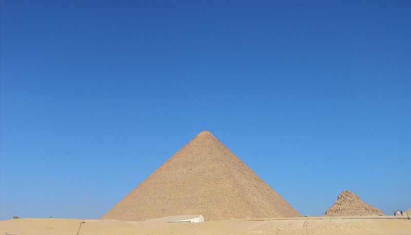 Пирамида на горизонте