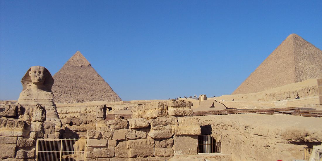 Пирамида и сфинкс