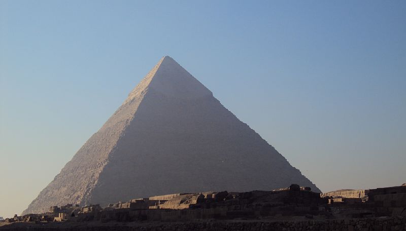 Пирамида в лучах солнца