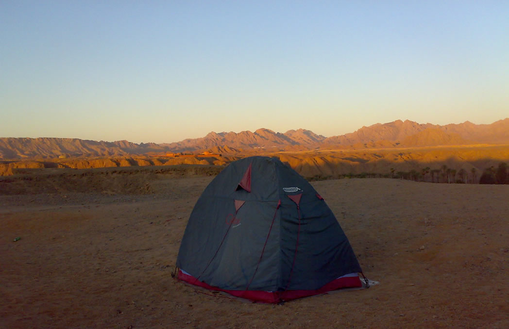 Египет, Синайский полуостров, установка палатки в предгорьях