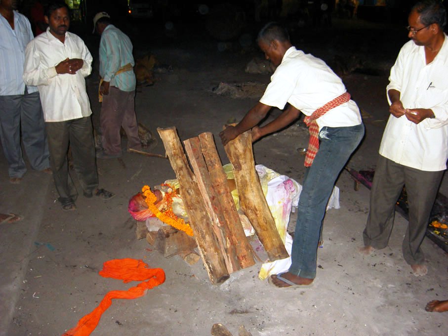 Укладывание дров для кремационного костра