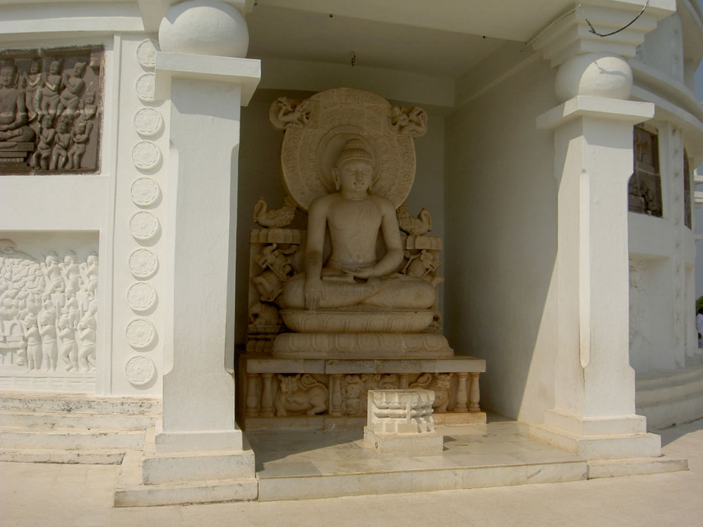Ниша со статуей Будды