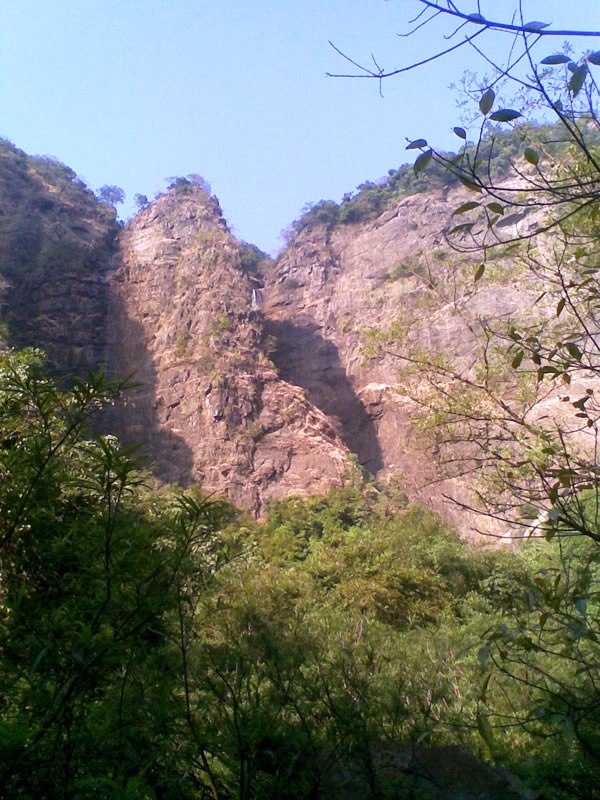 Водопад Wagheri, вид издалека