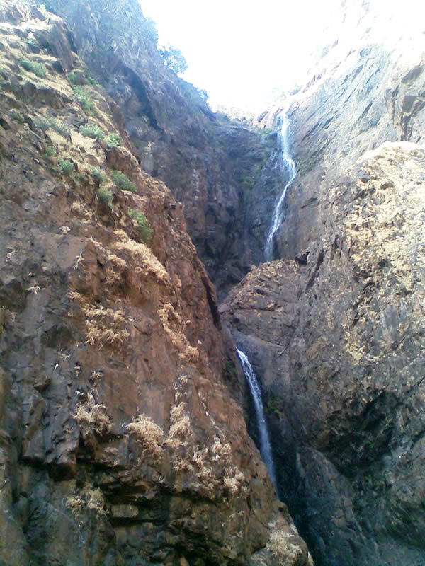 водопад Wagheri, вид снизу