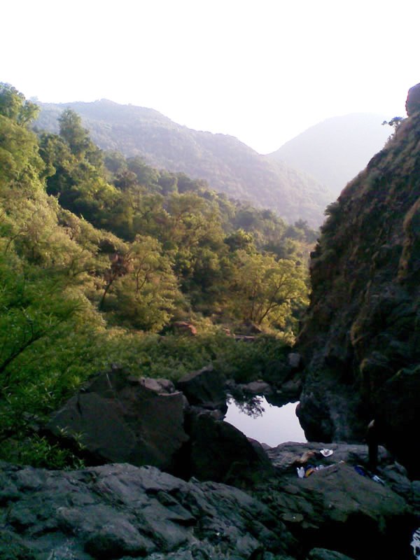 Пейзаж напротив водопада