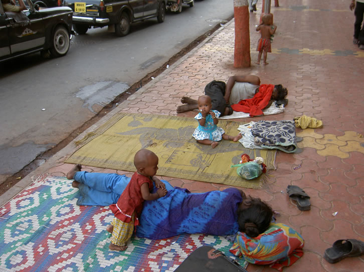 Люди спящие на улице