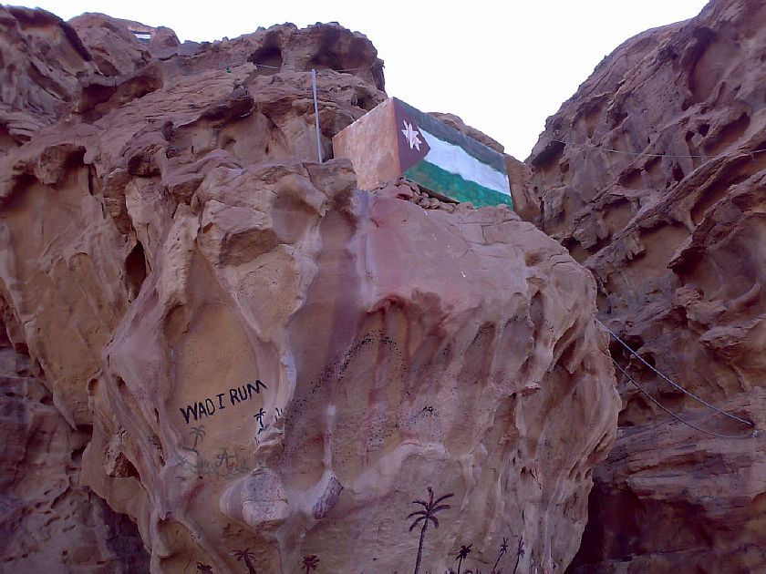 Флаг Иордании в пустыне