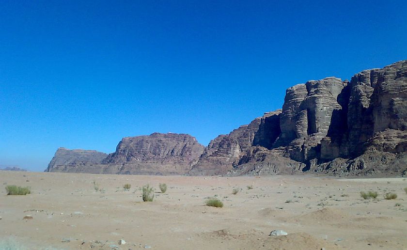 Скальный массив в пустыне