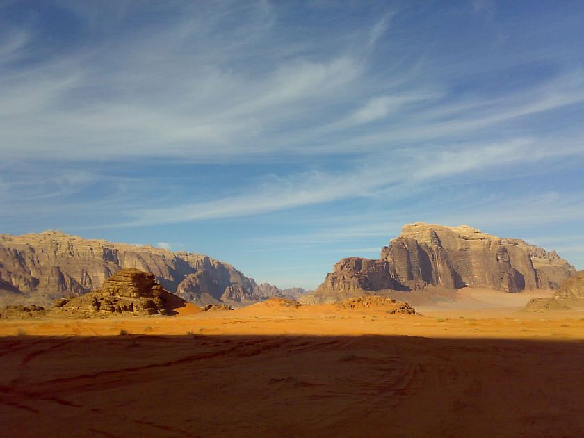 В тени скал в пустыне