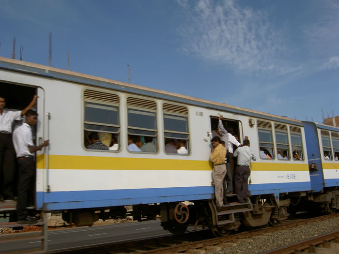 Цейлонский поезд набит людьми до отказа