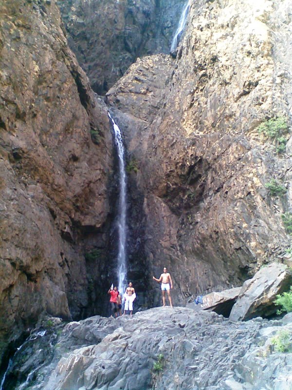 на фоне водопада Wagheri