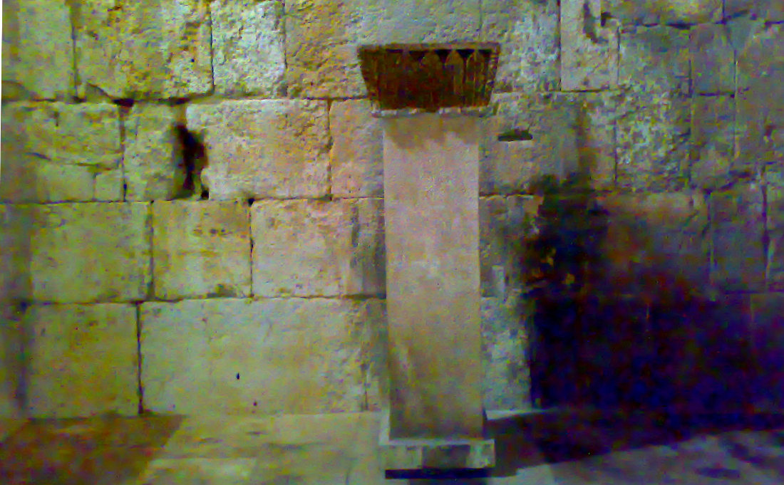 Древняя колонна